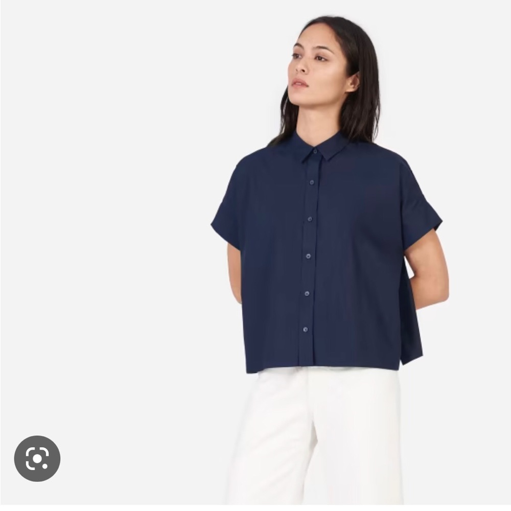 Everlane cotton poplin square short sleeved shirt in navy. Boxy shape. EUC